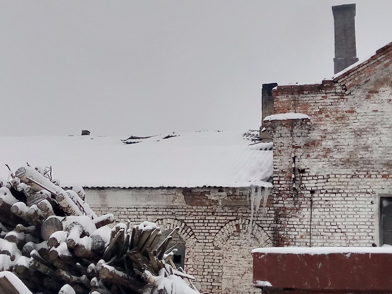 Одноэтажное кирпичное здание городской бани, с кадастровым номером 35:12:0104019:66, назначение- нежилое здание, адрес объекта: Вологодская область, город Харовск, ул. Советская, д.4 — площадью 335,5 кв.м..