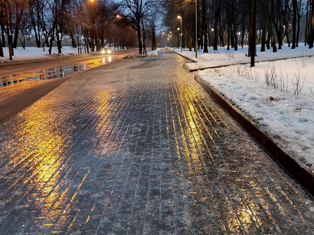 понижением температуры воздуха.