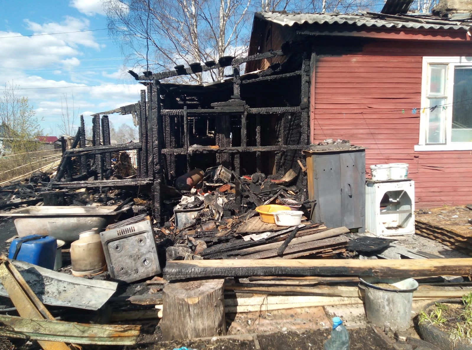 В Вологодской области полицейские спасли из пожара трех пенсионеров .