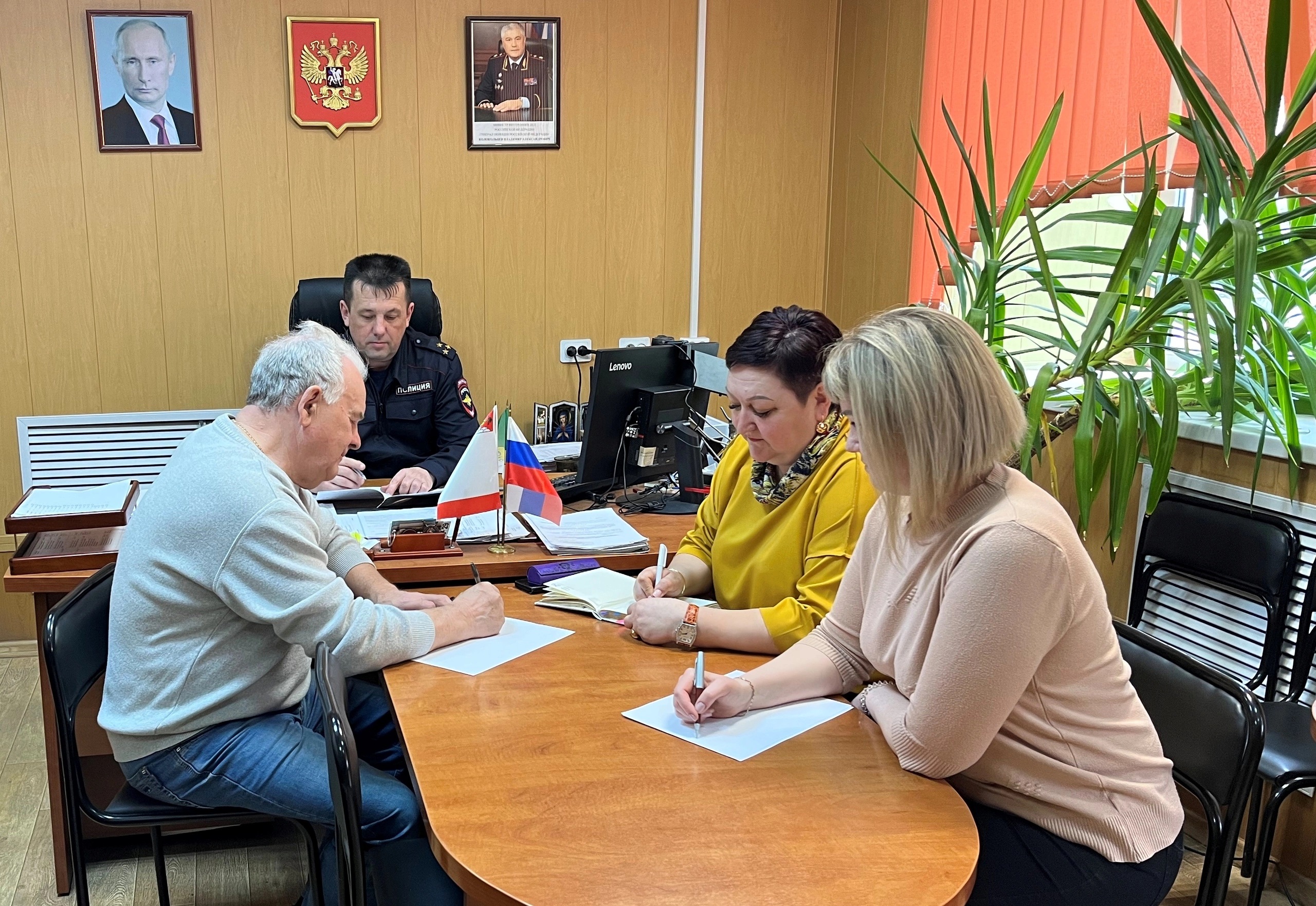 В Харовске полицейские провели заседание с членами Совета Ветеранов по вопросам профилактики мошенничеств.