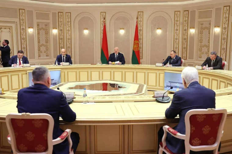 От развития туризма до создания производств: совместные проекты Вологодчины и Беларуси обсудили сегодня Президент Республики Александр Лукашенко и Губернатор Олег Кувшинников. От развития туризма до создания производств: совместные проекты Вологодчины и Беларуси обсудили сегодня Президент Республики Александр Лукашенко и Губернатор Олег Кувшинников.