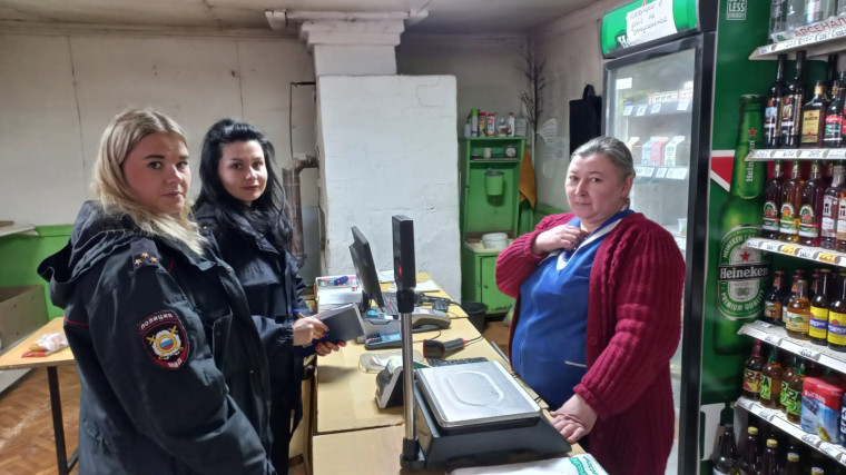 В Харовске полицейские продолжают профилактику среди населения . В Харовске полицейские продолжают профилактику среди населения .