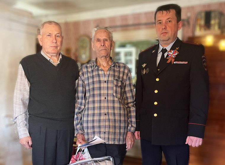 В Харовске полицейские и общественники навестили ветерана Великой Отечественной войны и вдову труженика тыла. В Харовске полицейские и общественники навестили ветерана Великой Отечественной войны и вдову труженика тыла.