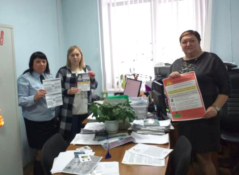 В рамках «Единого дня профилактики дистанционных мошенничеств» полицейские провели информационную акцию в Харовске. В рамках «Единого дня профилактики дистанционных мошенничеств» полицейские провели информационную акцию в Харовске.