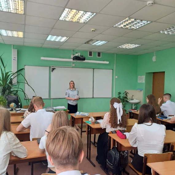 В Харовске полицейские провели профилактическую акцию «Помоги родителям сохранить деньги». В Харовске полицейские провели профилактическую акцию «Помоги родителям сохранить деньги».