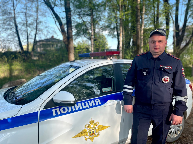Житель Харовского района поблагодарил сотрудника Госавтоинспекции за помощь его отцу, попавшему в ДТП. Житель Харовского района поблагодарил сотрудника Госавтоинспекции за помощь его отцу, попавшему в ДТП.