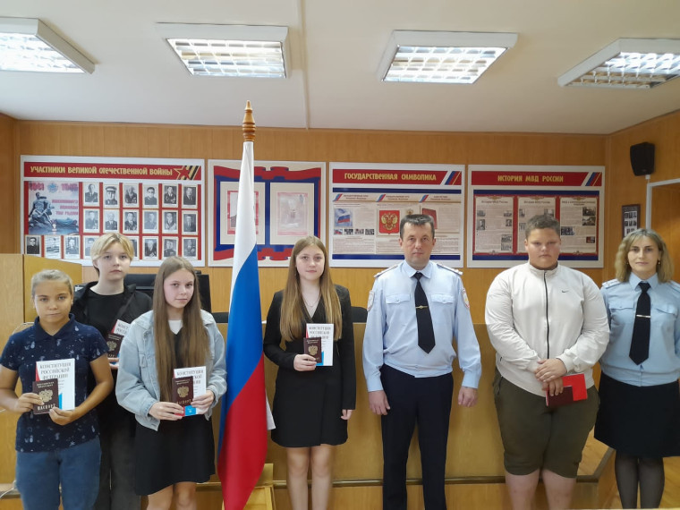 В Харовске полицейские вручили первые паспорта 14-летним подросткам. В Харовске полицейские вручили первые паспорта 14-летним подросткам.