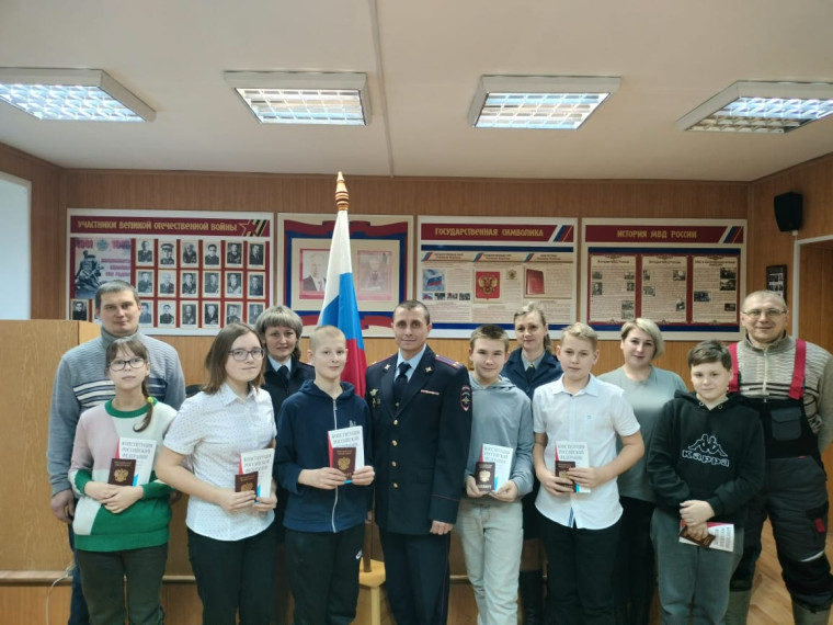 В Харовске полицейские вручили подросткам первые паспорта. В Харовске полицейские вручили подросткам первые паспорта.